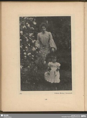 Frau mit Mädchen im Garten