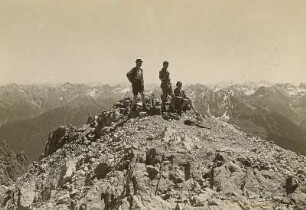 Allgäuer Alpen. Bergsteigergruppe auf dem Krottenkopf (2657 m)