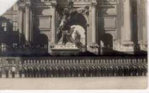 Wache vor dem Berliner Schloss