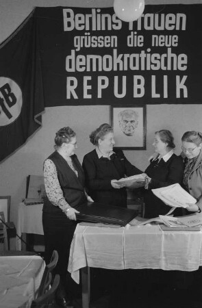 Verabschiedung einer Delegation des Demokratischen Frauenbundes Berlin mit Wilhelmine Schirmer-Pröscher, Elli Schmidt, Roberta Grupa und Eva Schmidt-Kolmer zum Kongress der Internationalen Demokratische Frauenföderation (IDFF) in Moskau : Gruppenporträt mit Wilhelmine Schirmer-Pröscher, Elli Schmidt, Roberta Grupa und Eva Schmidt-Kolmer (von links nach rechts)