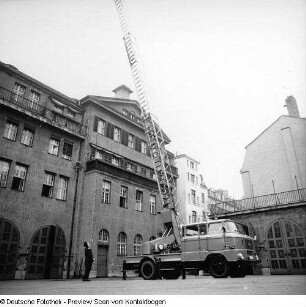 Dresden-Neustadt. Feuerwache mit Feuerwehrautos im Hof