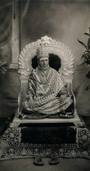 The current Jagadguru of Sringeri as an ascetic with a crown