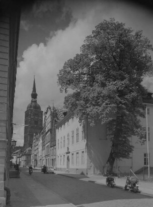 Stralsund. Blick entlang der Badenstraße zur St.-Nikolai-Kirche