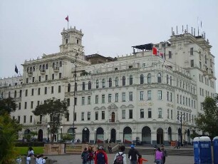 Lima - Historisches Gebäude : Historisches Bankgebäude an der Plaza San Martin im Zentrum. Aufgenommen am 27. August 2011 in der Hauptstadt Lima