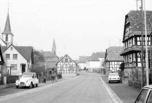 Kutzenhausen: Dorfstraße mit zwei Kirchtürmen