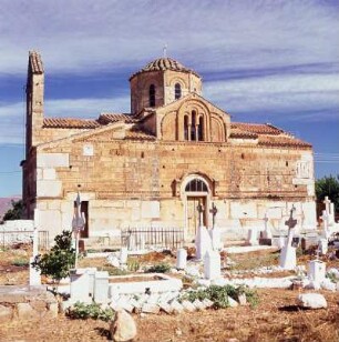 Merbaka, Panagia-Kirche, Unterbau mit antiken Spolien, Marmorblöcke und Reliefs
