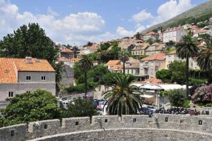 Dubrovnik - Häuser außerhalb der Stadtmauer