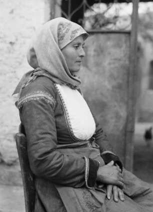 Frau in griechischer Tracht