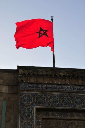 Staatsfahne über dem Palast in Rabat : Rabat ist die Hauptstadt des Königreiches Marokko. Wenn König Mohammed VI. anwesend ist, weht über dem Portal des Königspalastes die marokkanische Staatsfahne, aufgenommen am 05.11.2008. Foto: Uwe Gerig