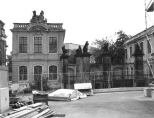 Dresden-Altstadt. Coselpalais (1744/1746; J. C. Knöffel, 1760/1762; J. H. Schwarze). Ehrenhof und südliches Torhaus