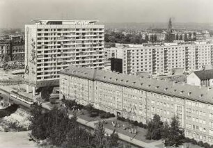 Dresden. Blick von einem Hochhaus über die Grunaer Straße zum Wohnhochhaus am Pirnaischen Platz