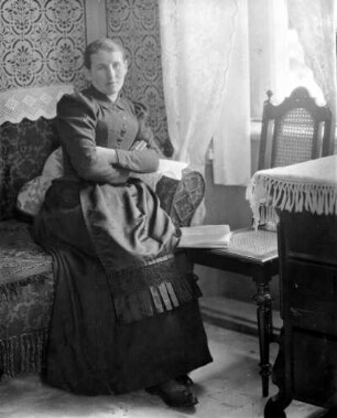 Frau auf dem Sofa
