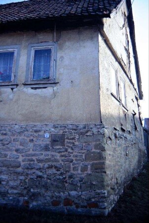 kleines Haus mit Natursteinsockel; denkmalgeschützt