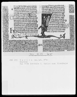Decretum Gratiani, mit Kommentar des Bartholomäus von Brescia — Initiale I, darin zwei Kleriker, Folio 313verso