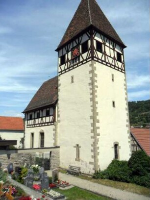 Ansicht von Südosten mit Kirche über Kirchturm (Schießscharten (Steigbügelscharten) im Obergeschoß unter Fachwerk-Glockenstube und Langhaus (festes Langhaus)