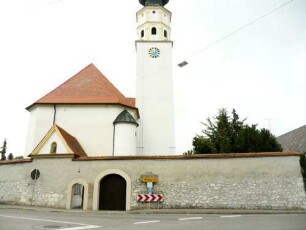 Ansicht von Westen mit Kirche (Langhaus 15 Jh-im 18 Jh erhöht - Kirchturm im Kern 13 Jh - Obergeschosse 18 Jh) über Kirchhofmauer von Ortsseite