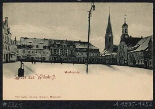 Der Marktplatz in Wilsdruff im Schnee mit Kirche und Rathaus