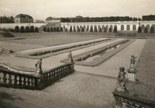 Barockgarten Großsedlitz gegen Untere Orangerie : Heidenau-Großsedlitz. Barockgarten Großsedlitz (1719/1727). Blick von der "Stillen Musik" gegen Untere Orangerie (1727 vollendet; Z. Longuelune)