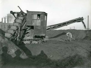 Hamburg, Müllverbrennungsanlage : Hamburg-Billbrook. Müllverbrennungsanlage, Borsigstraße. Ein Schaufelradbagger bei der Arbeit. In der Anlage wurde Kompost für den Verkauf hergestellt.