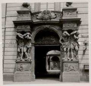 Das hunderttürmige Prag, Clam-Gallas-Palais, Portal