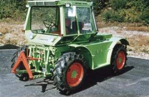 Fotografie: Traktor, Allradtraktor, Antriebs- und Anbausystem, Weiste- Dreieck