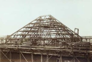 Baustelle Bahnhof Dresden-Neustadt. Stahlhochbauarbeiten durch die Maschinenfabrik Augsburg-Nürnberg - Brückenbau-Anstalt Gustavsburg. Konstruktion für das Glasdach über der Schalterhalle : Dresden-Neustadt, Schlesischer Platz. Baustelle Bahnhof Dresden-Neustadt. Stahlhochbauarbeiten durch die Maschinenfabrik Augsburg-Nürnberg - Brückenbau-Anstalt Gustavsburg. Konstruktion für das Glasdach über der Schalterhalle