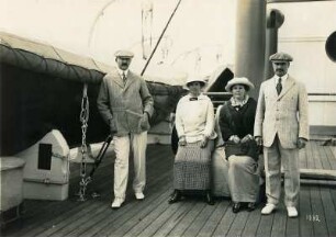 Touristen neben einem Rettungsboot an Deck eines Passagierdampfers, vermutl. Victoria Luise : Bordaufnahmen. Touristen neben einem Rettungsboot an Deck eines Passagierdampfers, vermutl. Victoria Luise