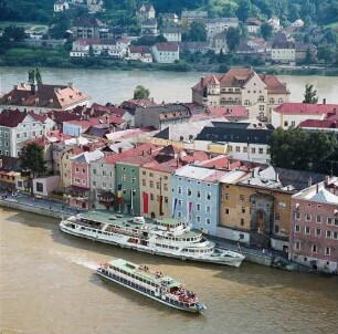 Passau. Blick auf die Donau und einen Anlegeplatz für Großschiffe
