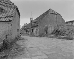 Wirtschaftshof : Gutshof (Vollblutgestüt Lehn; um 1730, 19. Jh.). Blick auf Stallgebäude mit Dachreiter