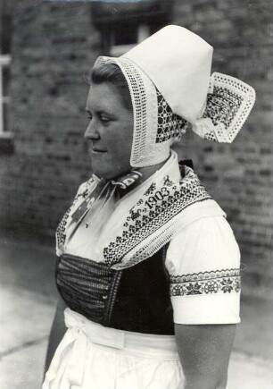 Frau eines Hochzeitsbitters aus Trebendorf : Kleidung - Schleifer Tracht. Ort: Trjebin / Trebendorf. Die Frau eines Hochzeitsbitters.