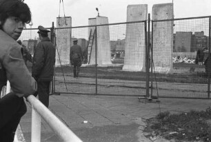 Mauerbesucher beim Aufbau der Grenzmauer 75 am Potsdamer Platz
