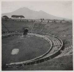 Pompeji, Amphitheater, Hintergrund: Vesuv