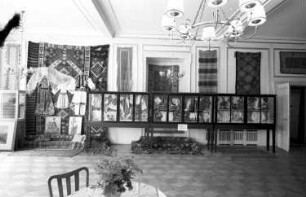 Freiburg: Hotel Europäischer Hof; rumänische Ausstellung; Wand mit Teppichen, Stickereien und Vitrinen