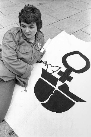 Frau auf einer Demo für Gleichberechtigung am Weltfrauentag, 08.03.1983 in Bielefeld
