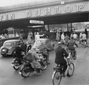 Verkehr in Berlin in der Hardenbergstraße am Zoo
