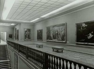 Gemäldegalerie, zweites Obergeschoss, Mittelraum (Raum 209) mit Treppenaufgang