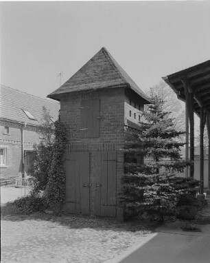 Glaucha-Oberglaucha (Kr.Eilenburg). Gehöft, Dorfstr.11, 19.Jh. Taubenhaus (um 1910) im Hof