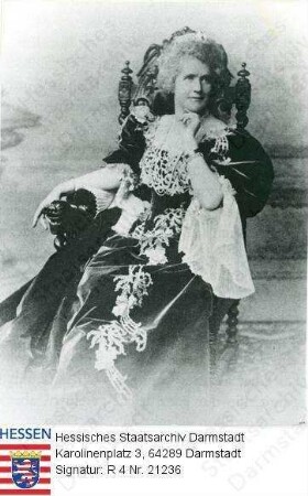 Elisabeth Königin v. Rumänien geb. Fürstin zu Wied alias Carmen Sylva (1843-1916) / Porträt, sitzend, Ganzfigur