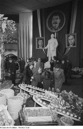 Besucher vor einem Messestand mit Obst in der Messehalle des Ausstellungslandes Bulgarien