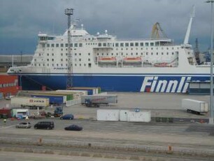 Rostock - Fährschiffterminal : Am Kai liegt eine finnische Autofähre. Aufgenommen am 24. Juli 2010 im Seehafen Rostock