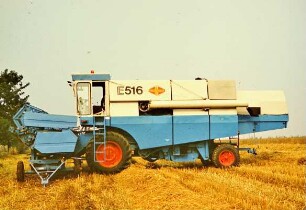 Mähdrescher E 516 beim Schneidwerksanbau