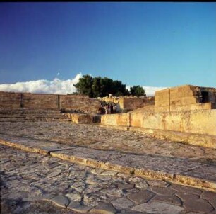 Phaistos. Palast. Westhof und Schautreppe. Blick nach Norden