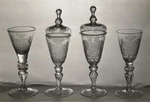 Mitte rechts: Glas mit Wappen von Kurbayern (Karl 4.)