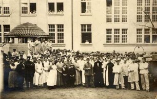 Erster Weltkrieg - Lazarett III Gewerbeschule Karlsruhe. Schwestern, Pfleger und Ärzte im Hof der Gewerbeschule