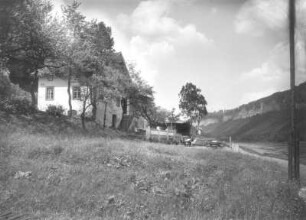 Reinhardtsdorf (Reinhardtsdorf-Schöna), Hirschgrund 39. Hirschmühle (ehem. Getreidemühle). Elbseite mit Gästegarten nach Nordwest gegen Gute-Bier-Wände