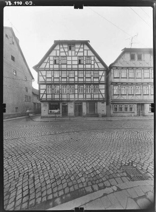 Schmalkalden, Weidebrunner Gasse. 3/7. Wohnhaus mit Läden. Straßenfront
