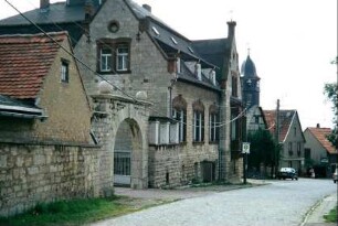 Dorfstraße hinab, links das Gutsgebäude, Gutshaus um 1920 gebaut; Torbogen mit Wappen (siehe voriges Bild)