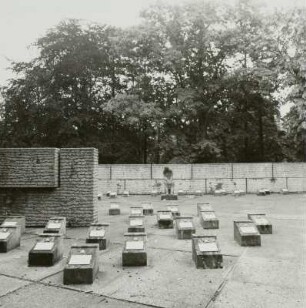 Spremberg, Gedenkstätte Georgenberg. Ehrenfriedhof der Sowjetarmee : Spremberg, Gedenkstätte Georgenberg. Ehrenfriedhof der Sowjetarmee (nach 1945). Einzelgrabmale und Skulptur "Trauernde Mutter" von 1977