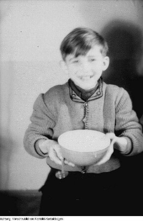 Internationales Rotes Kreuz. Kinderspeisung durchgeführt von der Volkssolidarität, 1949
