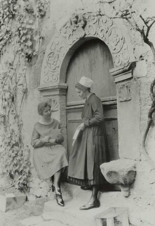 Frohburg. Frauen am Klostertor : Am alten Klostertor in Frohburg. Photographie. 17 x 12 cm